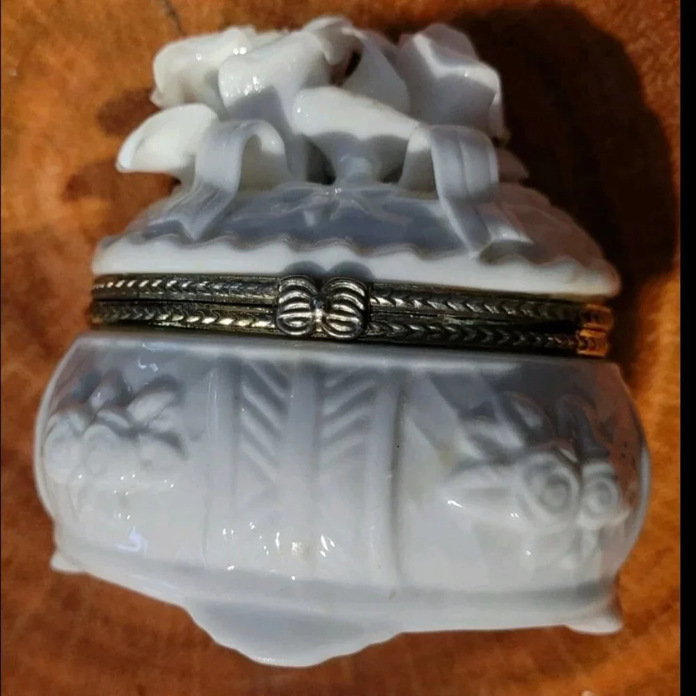 🌹 Antique White Bisque Porcelain Trinket Jewelry Box W. Gold Trimming & Roses